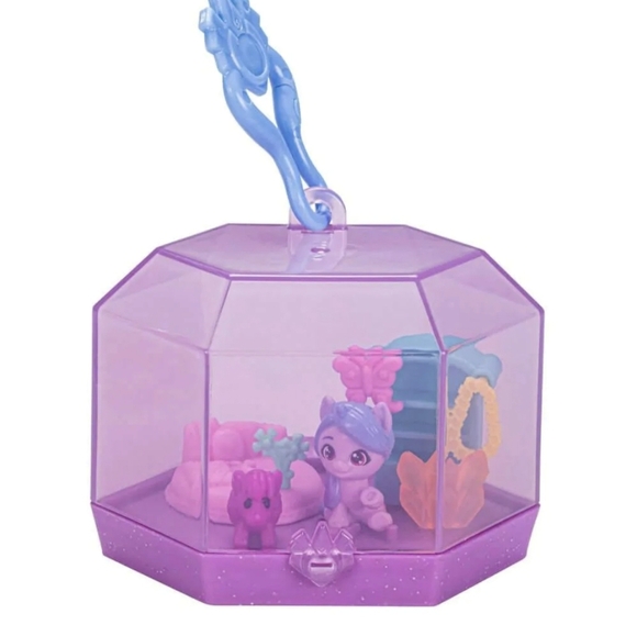 My Little Pony MINI Izzy Moonbow Crystal Keychain World Magic Portable Playset - Picture 6 of 9